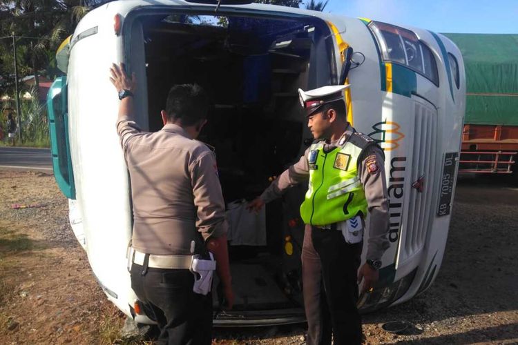 Bus sekolah berstiker PT Antam terguling usai bertabrakan dengan truk di Jalan Raya Tayan, Kecamatan Tayan Hilir, Kabupaten Sanggau, Kalimantan Barat, Kamis (6/2/2020).