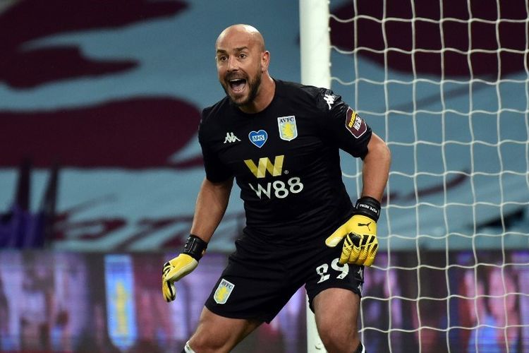 Kiper asal Spanyol, Pepe Reina, saat membela Aston Villa.