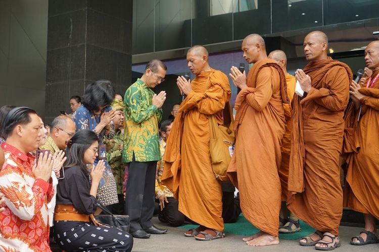 Direktur Jenderal Bimbingan Masyarakat Buddha Supriyadi melepas keberangkatan para biksu yang melakukan ritual thudong, di kantor Kementerian Agama, Jalan MH Thamrin, Jakarta Pusat, Kamis (11/5/2023). Sebanyak 32 biksu dari Thailand, Malaysia, dan Indonesia melakukan tapak tilas menuju Candi Borobudur jelang Perayaan Waisak 2567 BE, pada Minggu (4/6/2023).