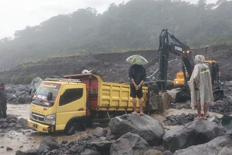 Banjir Lahar Gunung Semeru, 2 Truk Terjebak dan 1 Dusun Terisolasi