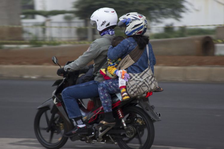 Pemudik motor mulai padati jalur Kalimalang menuju Bekasi, Kamis (22/6/2017)