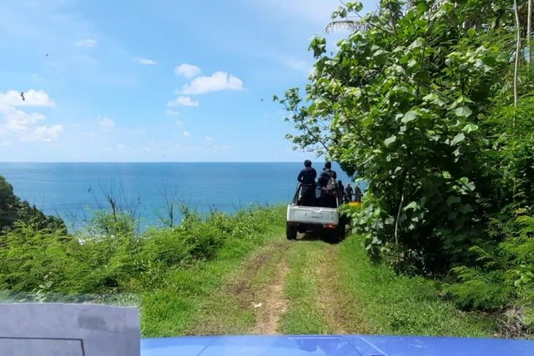 Menggunakan Mobil Jip Saat Berkunjung ke Pantai Watu Nene, Gunungkidul