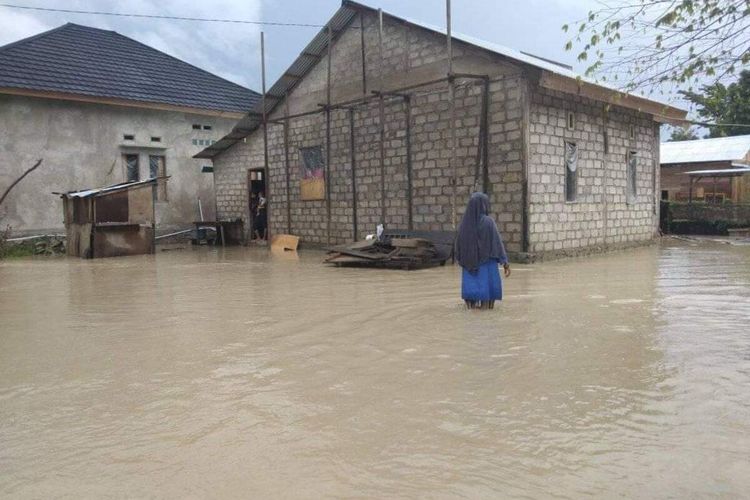 Akibat hujan deras, sungai Wailola di Bula, Kabupaten Seram Bagian Timur, Maluku meluap hingga menyebabkan banjir di sejumlah kawasan di wilayah itu, Minggu (2/1/2022). Puluhan rumah warga juga ikut tergenang