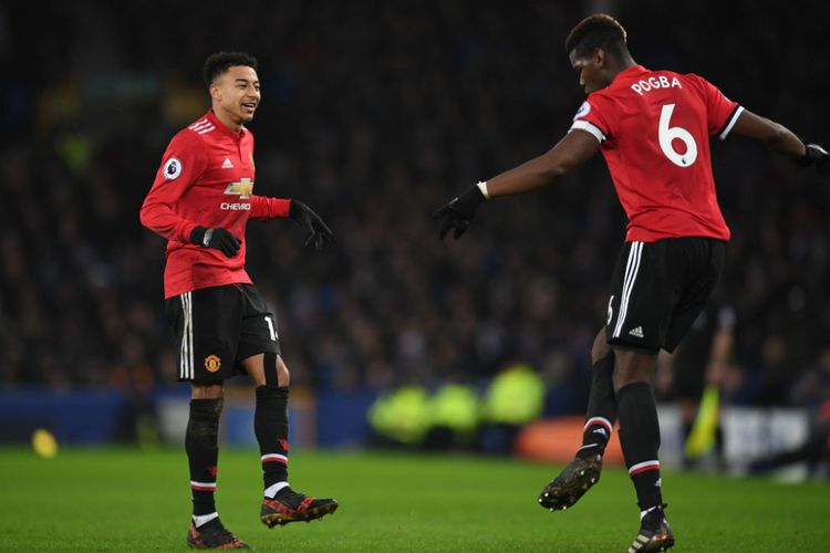 Gaya Paul Pogba dan Jesse Lingard seusai Manchester United mencetak gol kedua ke gawang Everton pada laga Premier League di Goodison Park, Senin (1/1/2018).