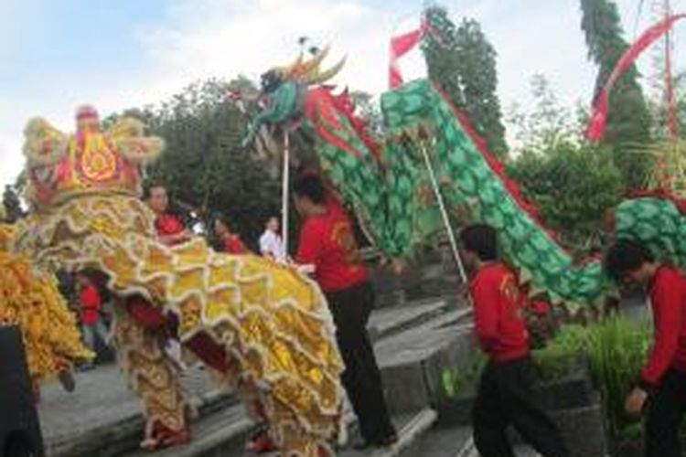 Atraksi Barongsai di depan Monumen Bajra Sandhi di Denpasar, Bali, oleh anggota FOBI Provinsi Bali, Minggu (1/2/2015).