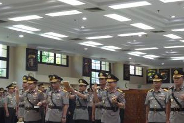 Empat perwira tinggi Polri tengah diambil sumpah jabatannya di ruang Rupatama Mabes Polri, Selasa (17/3/2015). Mereka menduduki jabatan baru, yakni tiga kepolisian daerah dan satu kepala divisi. 
