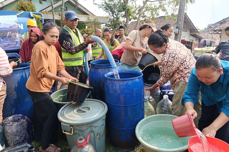 Sejam Susuri Jalan Menuju Kali, Warga Cibarusah Bekasi Berebut Bantuan Air Bersih
