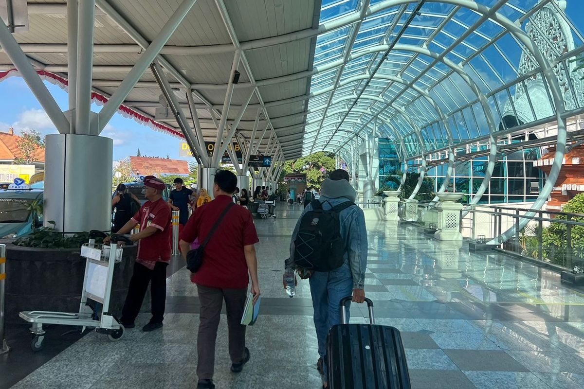 Petugas Imigrasi Singaraja mendeportasi seorang WN Rumania, berinisial BSS, Kamis (5/9/2024).