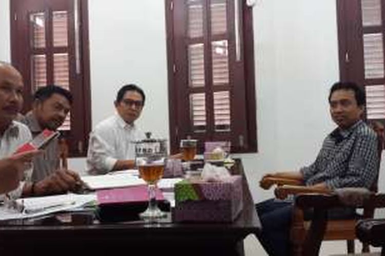 Terlapor dugaan penipuan tes masuk Universitas Brawijaya yang juga anggota DPRD Kota Malang Subur Triono (kanan) sebelum dimintai keterangan oleh Badan Kehormatan DPRD Kota Malang, Kamis (25/8/2016)