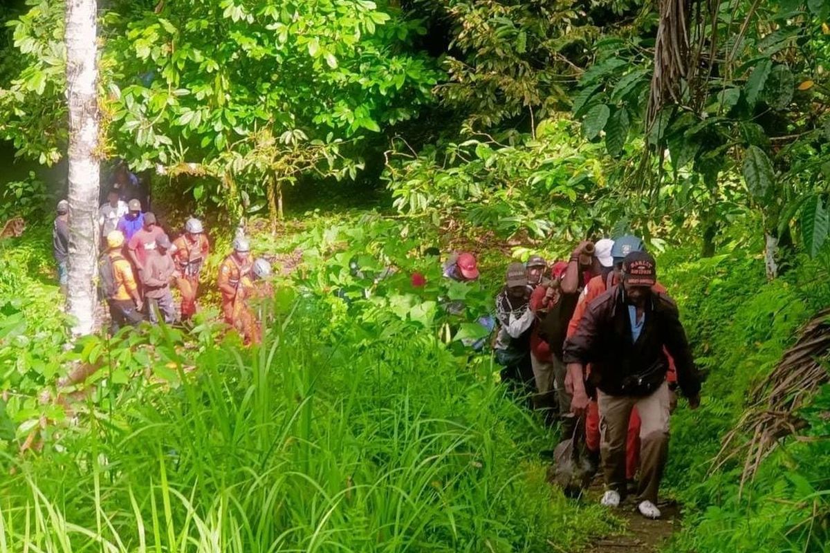 Petugas mengevakuasi jenazah  I Made Judin (52), seorang petani asal Dusun Padangan, Kecamatan Pupuan, Kabupaten Tabanan, Provinsi Bali, yang tewas hanyut saat mencari pakan, Senin (24/10/2022).