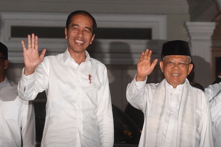 Calon Presiden dan Wakil Presiden nomor urut 01 Joko Widodo (kiri) dan Maruf Amin (kanan) melambaikan tangan sebelum berangkat menuju Bandara Halim Perdanakusuma untuk memberikan keterangan pers terkait sidang putusan perselisihan hasil pemilihan umum (PHPU) Pilpres 2019 di Jakarta, Kamis (27/6/2019). ANTARA FOTO/Akbar Nugroho Gumay/aww.