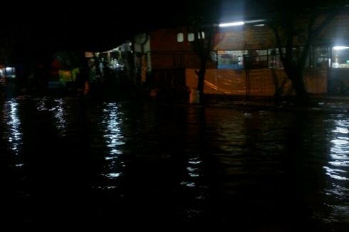 Hujan Disertai Angin Kencang Sebabkan Pohon Tumbang dan Banjir di Grogol Petamburan