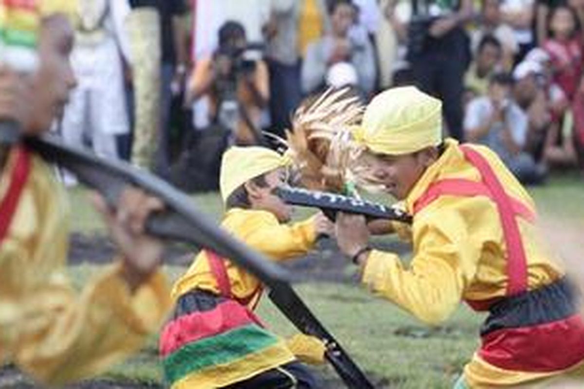 Tarian Soya-Soya menjadi satu dari sejumlah tarian daerah yang menjadi pembuka acara Legu Gam Moloku Kie Raha 2010 di Lapangan Ngara Lamo, Ternate, Maluku Utara, Kamis (1/4). Legu gam atau pesta rakyat akan berlangsung sampai 17 April dengan mempertontonkan berbagai pertunjukan seni asal Maluku Utara.
