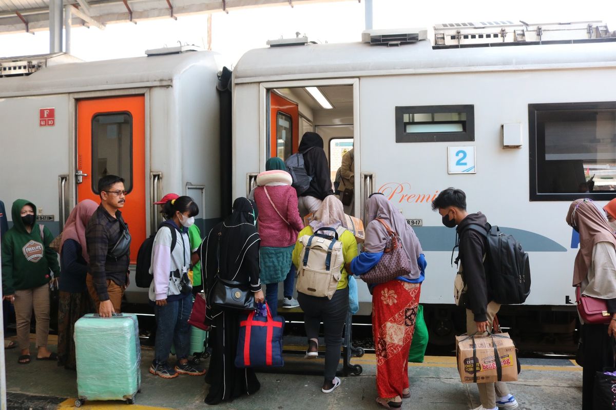 Penumpang saat hendak naik ke Kereta Api di Banyuwangi. Perjalanan kereta api sempat terganggu akibat anjloknya KA Pandalungan di lintasan Stasiun Tanggulangin Sidoarjo, Minggu (14/1/2024). . Lokomotif kereta api ini sudah berhasil dievakuasi pada Senin (15/1) dini hari.