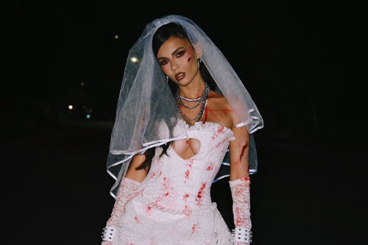Gaya 7 Selebritas Merayakan Halloween 2025, Victoria Justice Jadi Pengantin Zombie