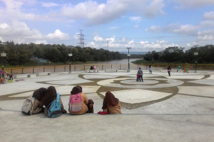 Plaza Taman Bendung Kamijoro menghadap ke aliran Sungai Progo menuju Samudera Hindia. Magnet baru ini berada di Dusun Kaliwiru, Desa Tuksono, Kecamatan Sentolo, Kulon Progo.