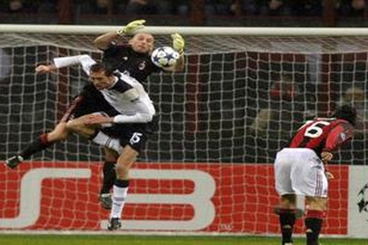 Kiper AC Milan, Christian Abbiati, berebut bola dengan penyerang Tottenham Hotspur, Peter Crouch, pada leg pertama 16 besar Liga Champions, di San Siro, Selasa (15/2/2011).