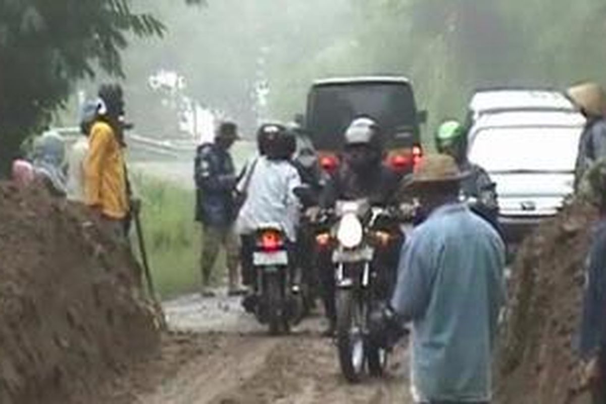 Longsor di Desa Jrakah, Kecamatan Selo, Boyolali, Jumat (9/3/2012) menggagu jalur wisata Solo-Selo-Borobudur. 
