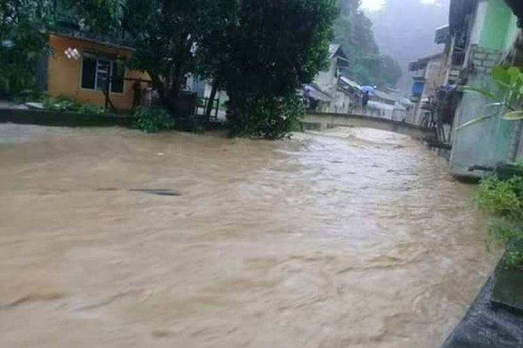 Banjir rendam puluan rumah warga, di kawasan Batu Merah Kecamatan Sirimau Ambon Senin (12/6/2017)