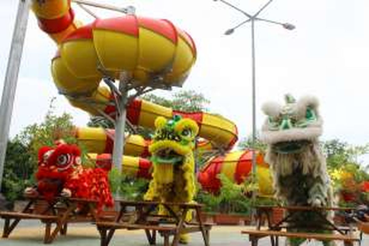 Atraksi barongsai meramaikan tahun baru Imlek di Atlantis, Ancol.