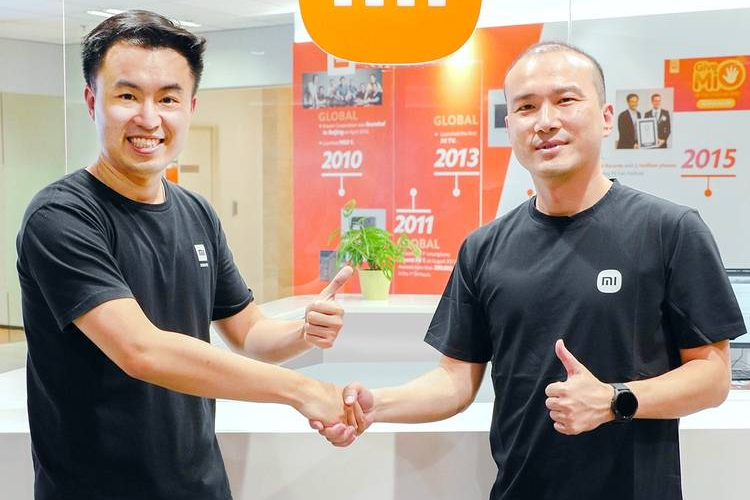 Alvin Tse (kiri), berjabat tangan dengan Country Director Xiaomi Indonesia yang baru Wentao Zhao (kanan).