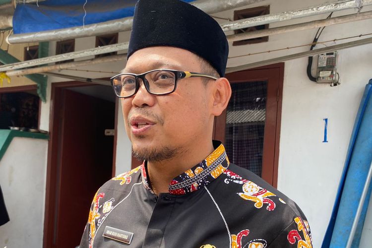 Wakil Wali Kota Depok, Imam Budi Hartono mendangi kediaman Muh Adnan Efendi (13) yang menjadi korban meninggal dunia akibat tertimpa tembok roboh di korban robohnya tembok MTsN 19 Pondok Labu, Cilandak, Jakarta Selatan pada Jumat (7/10/2022). 
