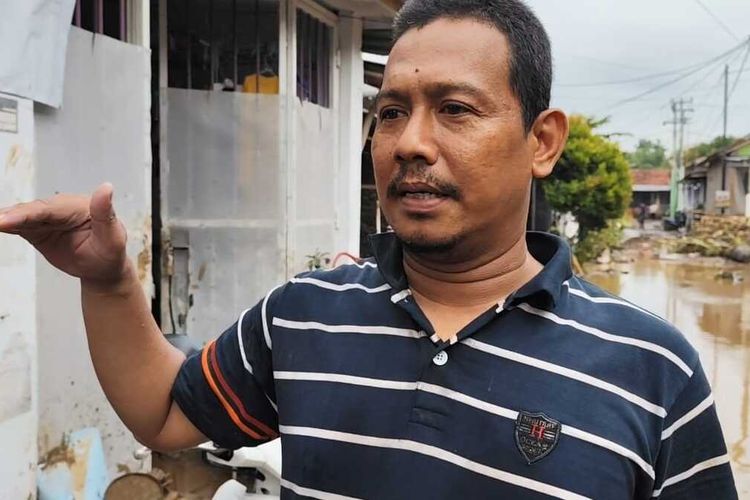 Dodi menceritakan kepanikan yang dia alami saat berusaha menjaga istri dan anaknya di tengah terjangan banjir bandang, kepada Kompas.com di rumahnya, Sabtu (18/1/2025) siang.