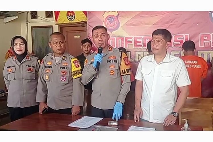 Kapolres Ciamis AKBP Akmal menjelaskan kasus curanmor saat ekspos kasus di mapolres, Selasa (20/2/2024).