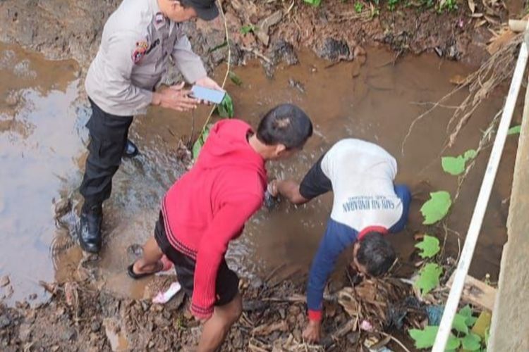Polisi melakukan penyelidikan bayi yang dibuang di kolong jembatan Kelurahan Jatirejo, Kecamatan Gunungpati, Kota Semarang, Jawa Tengah (Jateng). 