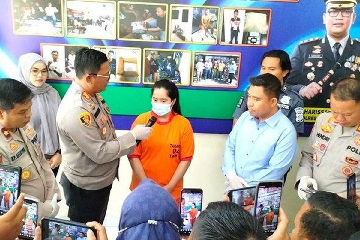 
Terdakwa Titin Herlina alias Tina kasus kepemilikan 2 kilo sabu, divonis 10 tahun penjara oleh Pengadilan Negeri Lubuklinggau.
