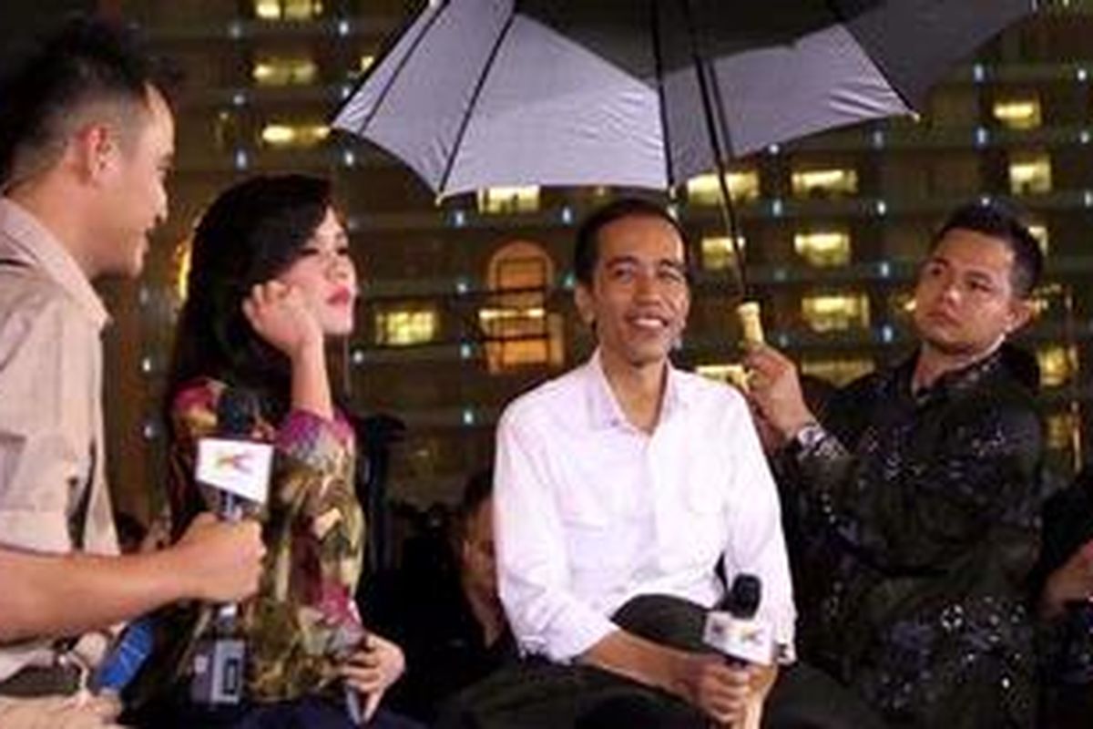 Gubernur DKI Jakarta, Joko Widodo turut hadir di kawasan Bundaran Hotel Indonesia saat Car Free Night dalam rangka gelaran Jakarta Night Festival menjelang perayaan Tahun Baru 2013, Senin (31/12/2012) malam. Sebanyak 16 panggung disiapkan di sepanjang Jalan Jenderal Sudirman - MH Thamrin untuk menghibur warga di malam pergantian tahun. (Tribun Jakarta/Jeprima)