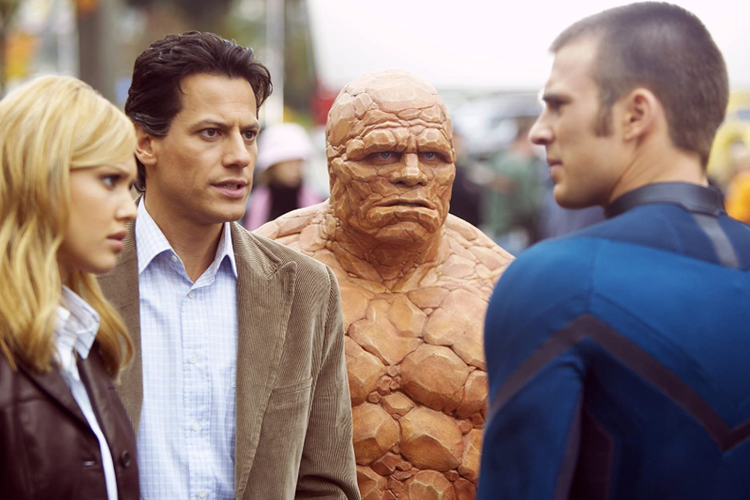 Jessica Alba, Michael Chiklis, Chris Evans, dan Ioan Gruffudd, dalam film superhero Fantastic Four (2005).