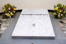 Masyarakat Mulai Berziarah ke Makam Paus Benediktus XVI...
