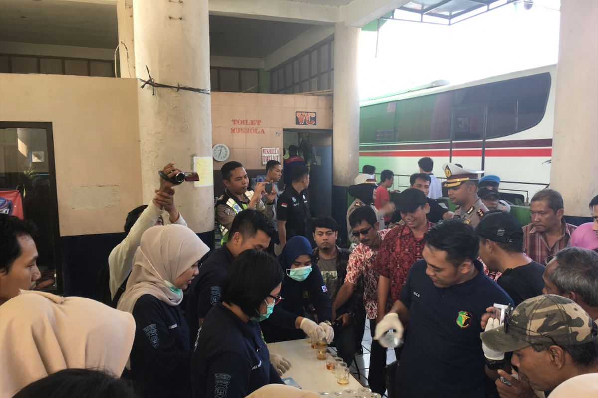 Polres Metro Bekasi Kota melakukan pengecekan kondisi para supir bus yang akan melakukan perjalanan mudik dari Terminal Bus Kota Bekasi, Rabu (21/6/2017). 