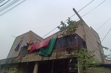 Angin Kencang Bikin Atap Rumah Warga di Duren Sawit Terbang