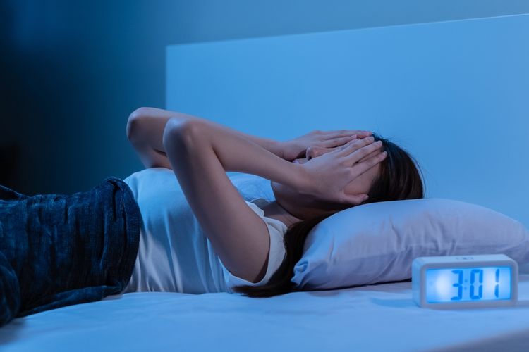 Ilustrasi insomnia, salah satu dampak negatif merokok terhadap kualitas tidur.