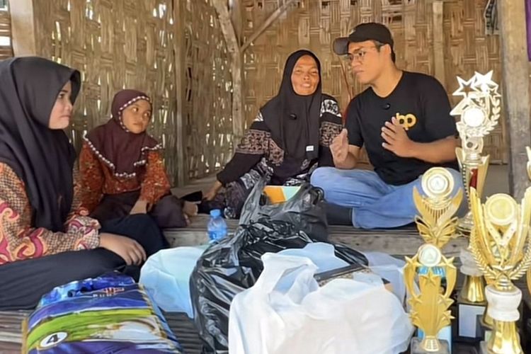 Trofi di Rumah Reyot: Tekad Nor Aini dan Adiknya Menembus Keterbatasan Hidup