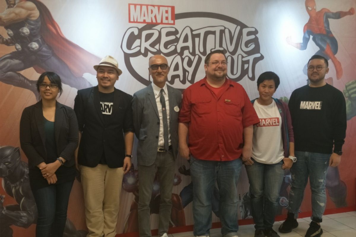 Editor in Chief Marvel Comics, CB Cebulski (baju merah), bersama para empat ilustrator Marvel Comics dari Indonesia dan Vice President Creative Disney China, Allen Au-Yeung, dalam acara Marvel Creative Day Out di Universitas Binus, Jakarta Barat, Jumat (12/1/2018).