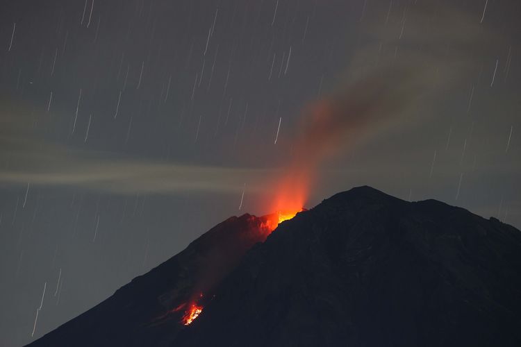 Gunung Semeru mengeluarkan lava pijar terlihat dari Desa Sumber Mujur, Candipuro, Lumajang, Jawa Timur, Kamis (9/12/2021). Hasil pengamatan Pusat Vulkanologi dan Mitigasi Bencana Geologi (PVMBG) laporan per 6 jam tanggal 10 desember pukul 12.00 - 18.00 Wib terjadi 2 kali gempa hembusan dengan amplitudo 2 mm yang berdurasi 30-35 detik.