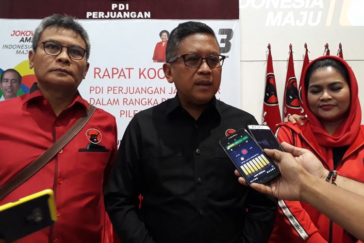 Sekretaris TKN, Hasto Kristianto (tengah) di acara konsolidasi PDIP di Surabaya, Sabtu (16/3/2019)