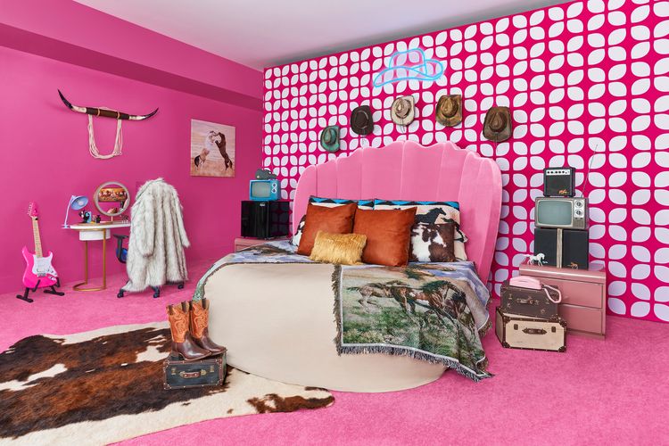 Kamar tidur Malibu DreamHouse Barbie di Airbnb yang bisa disewa secara gratis.