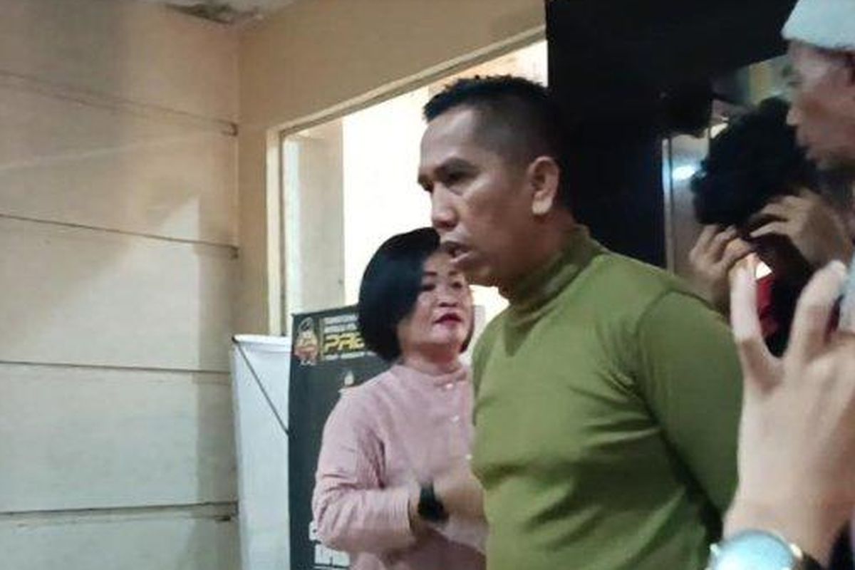 AKBP Achiruddin Hasibuan (baju hijau) setelah diperiksa Propam Polda Sumut terkait penganiayaan yang dilakukan anaknya, Aditya Hasibuan, terhadap seorang mahasiswa bernama Ke Admiral.

