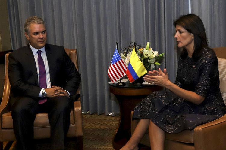Presiden baru Kolombia, Ivan Duque, berbincang dengan Duta Besar Amerika Serikat untuk PBB Nikki Haley sesaat sebelum upacara pelantikan Duque.