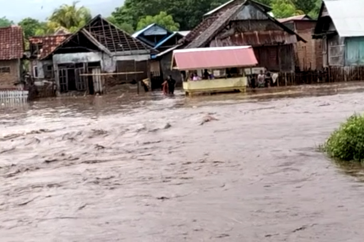 Tampak banjir bandang meredam pemukiman warga di Desa Lewintana, Kecamatan Soromandi, Kabupaten Bima, Selasa (29/11/2022).