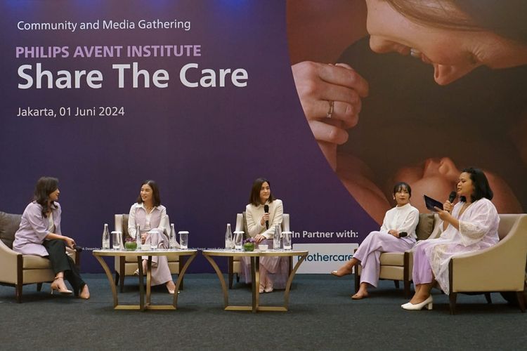 Talkshow #ShareTheCare with Philips AVENT bersama Grace Devina selaku Marketing Leader Philips Personal Health Indonesia, aktris Chelsea Olivia, psikolog Samanta Elsener, dan Bidan Kriwil (kiri-kanan)
