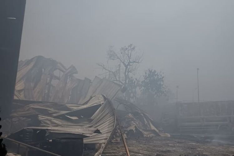 24 Jam Kebakaran Pabrik Lampu di Tangerang Belum Padam, Titik Api di Bawah Tumpukan Kardus