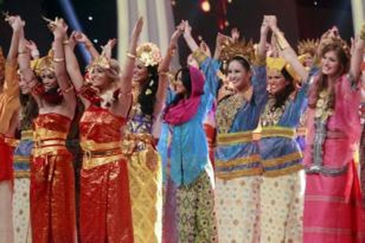 Kontestan Miss World 2013 mengenakan pakaian adat Nusantara dalam parade pembukaan di Nusa Dua, Bali, 8 September 2013.