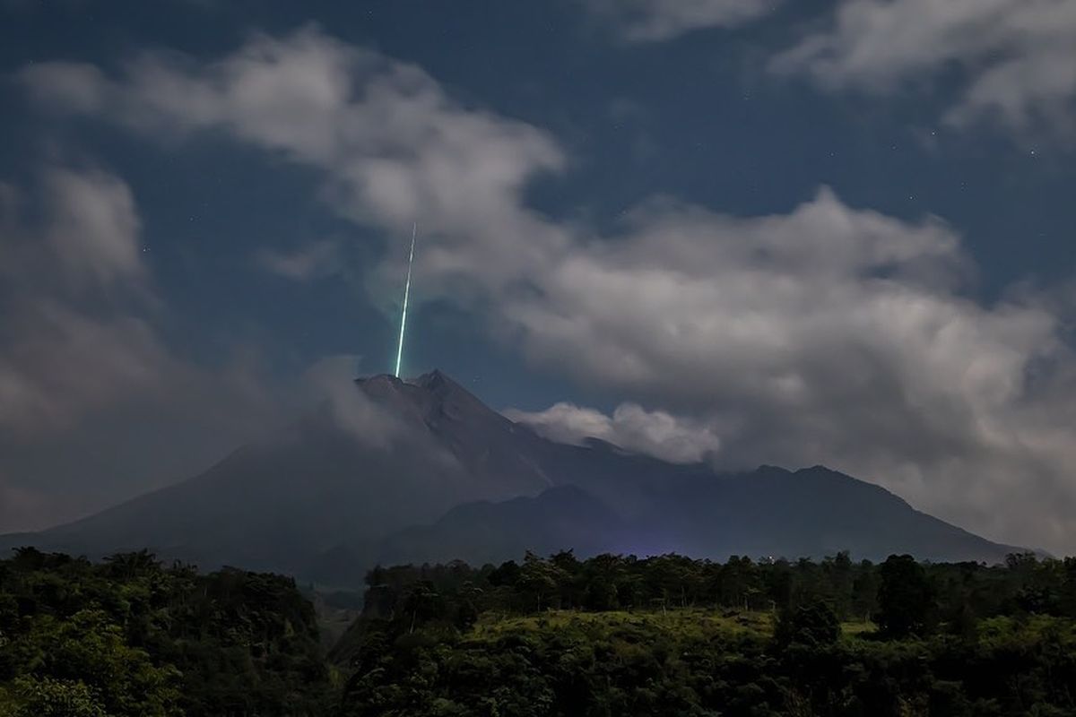 Foto fenomena terlihatnya kilatan cahaya yang diduga merupakan meteor terjadi di Gunung Merapi pada Kamis (27/5/2021).