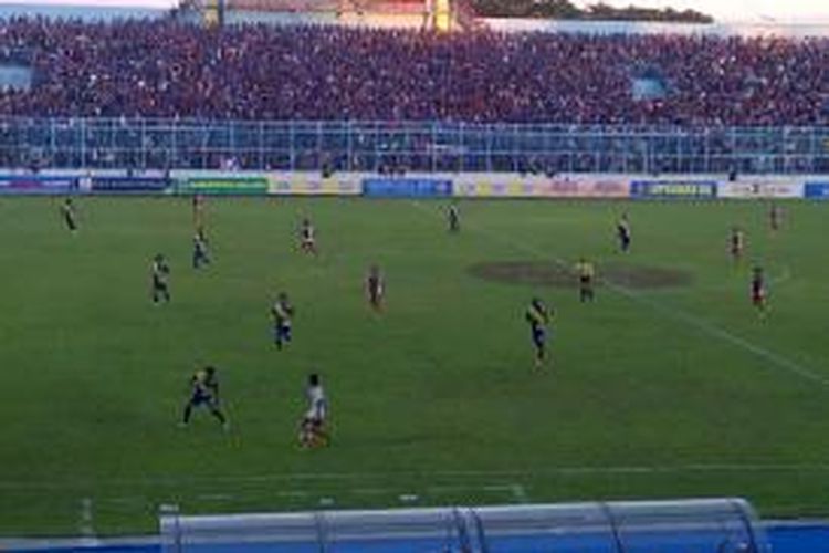 Laga ujicoba Arema Cronus saat melawan Persepam Madura Utama, Minggu (15/2/2015) di Stadion Kanjuruhan, Malang. Skor akhir 3-1 untuk Arema.