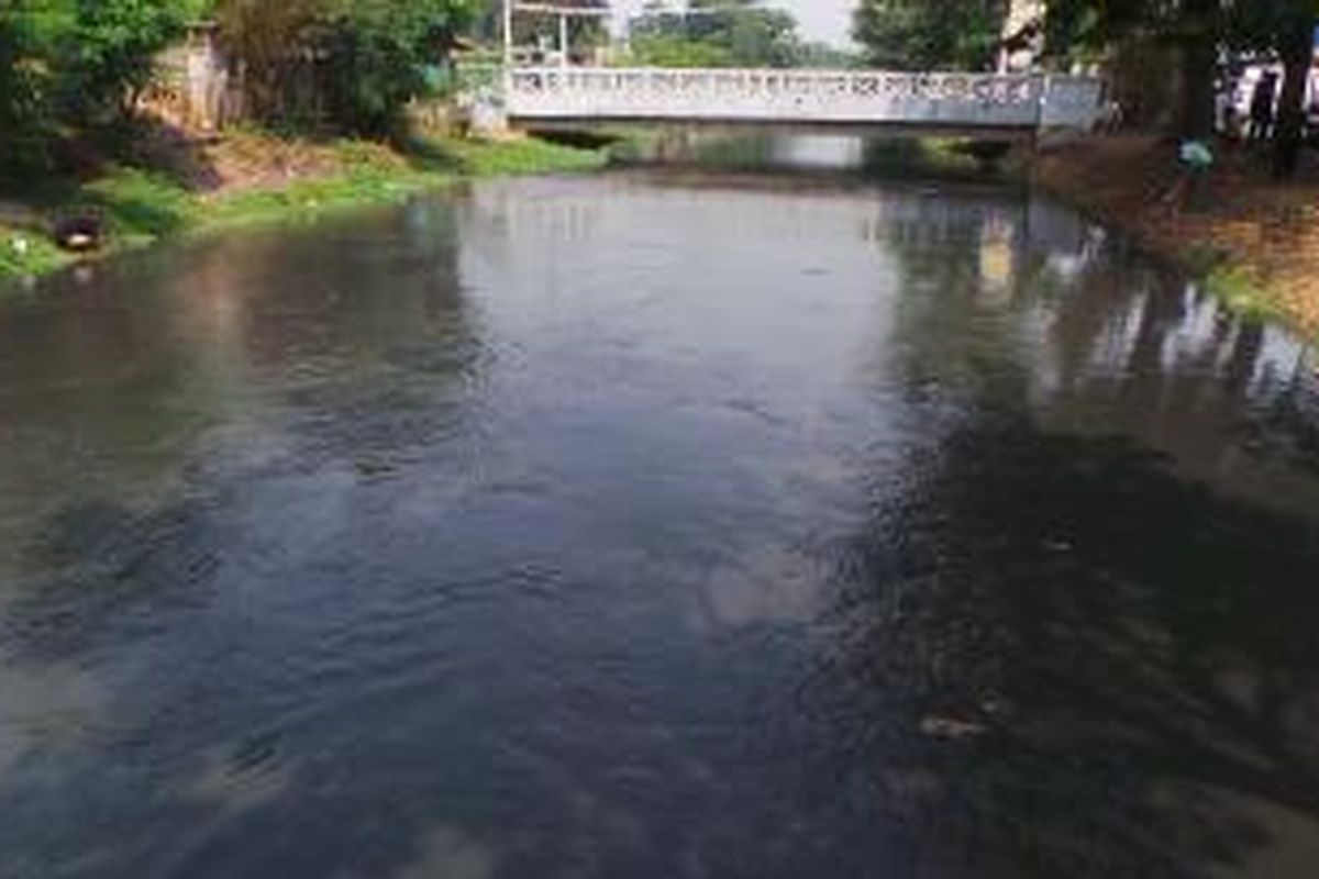 Aliran air di Kalimalang mendadak berubah warna keruh menghitam diduga tercemar. Selasa (30/9/2014).